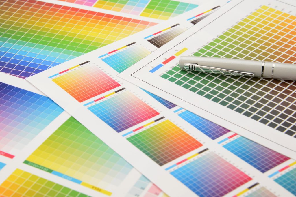 ホームページ制作における色調を決める様子。多くのカラーパレットから選択している様子