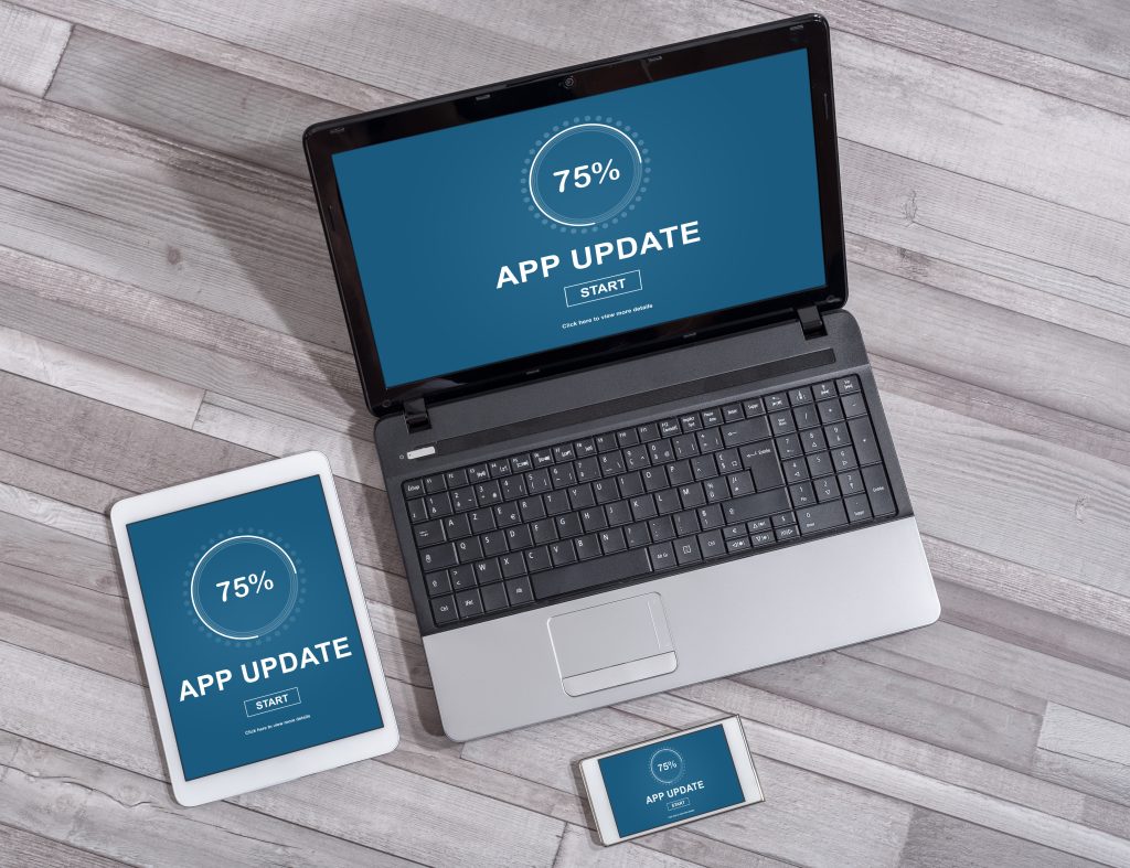 制作したホームページを公開する様子を表現。パソコン、タブレットの画面にはAPP UPDATAと表示されている